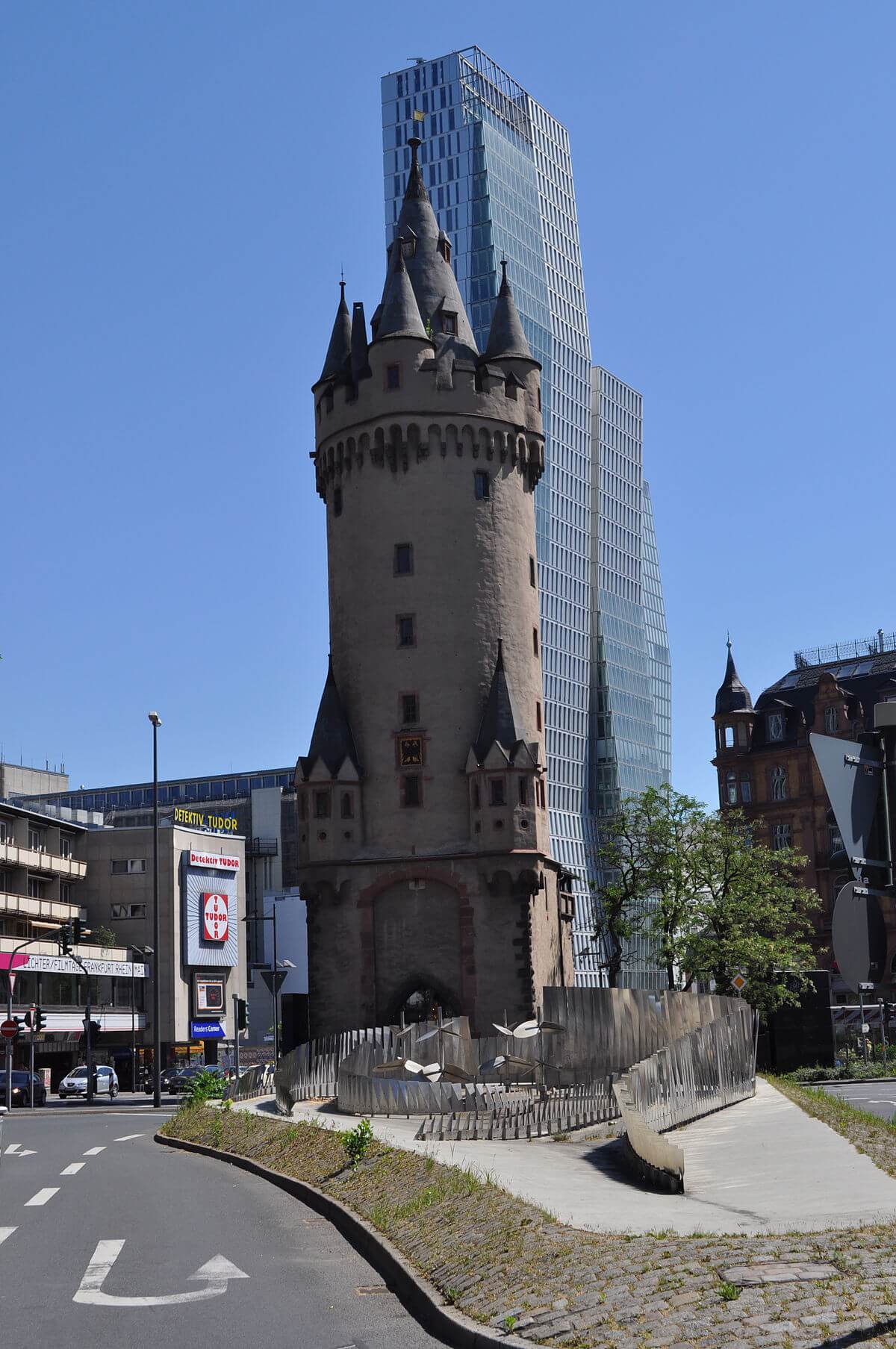 1200px-Frankfurt,_Göpfert-Brunnen_und_Eschenheimer_Turm