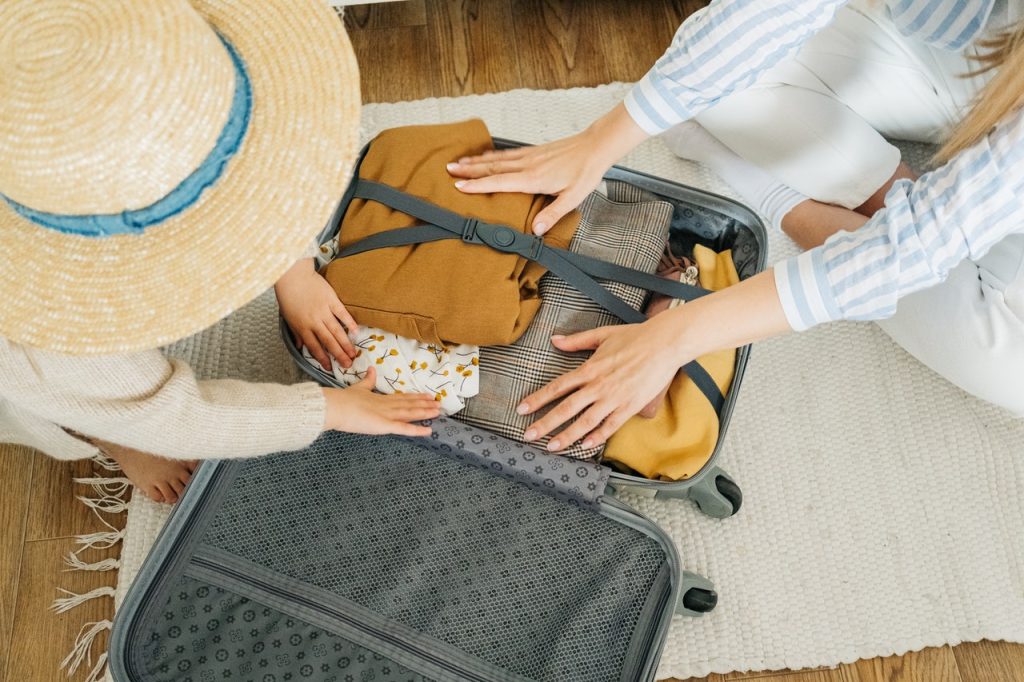Šta ne nositi na putovanja: 5 stvari koje će vam bespotrebno zauzimati prostor u koferu